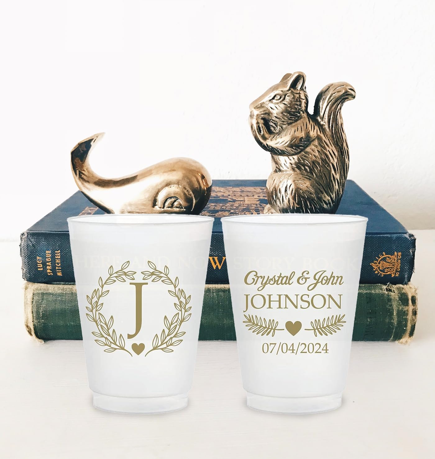 Copas de boda esmeriladas: diseño de monograma floral