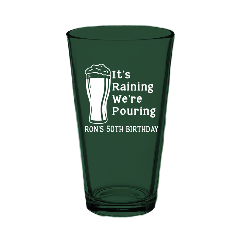 Está lloviendo y estamos sirviendo vasos de pinta de PLÁSTICO