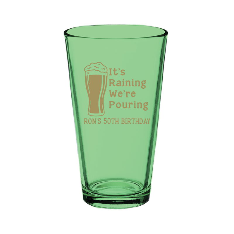 Está lloviendo y estamos sirviendo vasos de pinta de PLÁSTICO