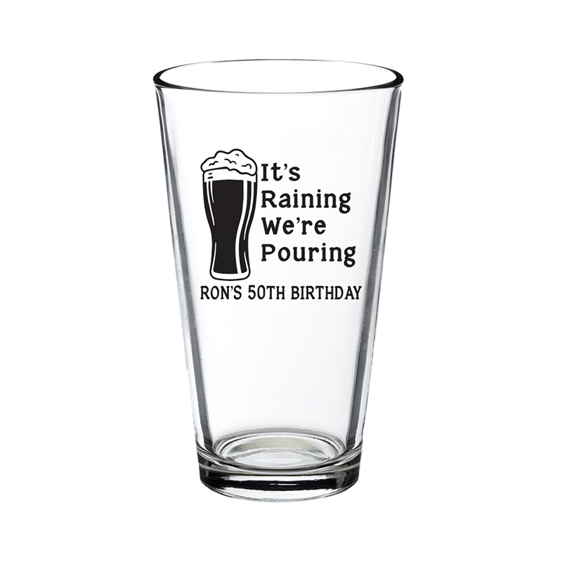 Está lloviendo y estamos sirviendo vasos de pinta de PLÁSTICO