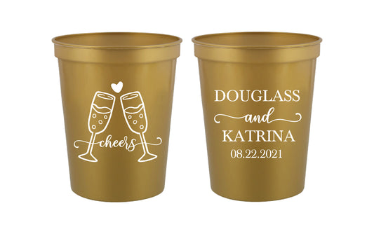 Copas de boda con mensaje "Cheers"