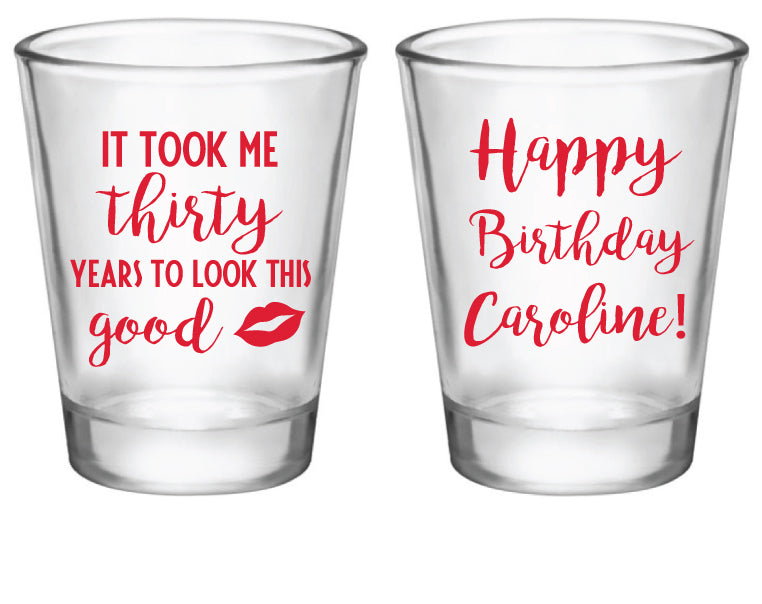 Vasos de chupito de cumpleaños con pintalabios