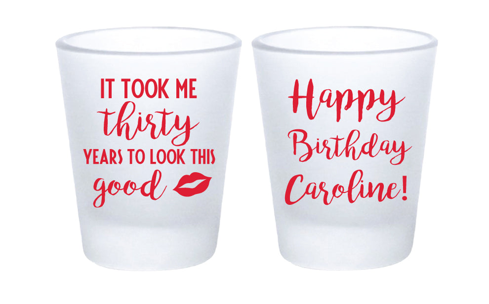 Vasos de chupito de cumpleaños con pintalabios